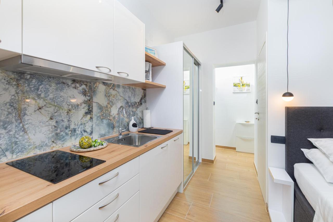 Studio Apartman Lilly With Private Parking In The Yard Of The House PUY Exterior foto