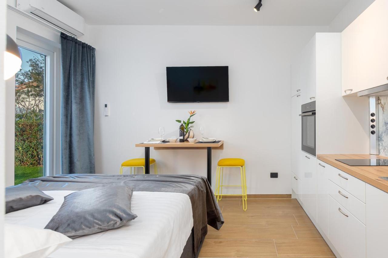 Studio Apartman Lilly With Private Parking In The Yard Of The House PUY Exterior foto