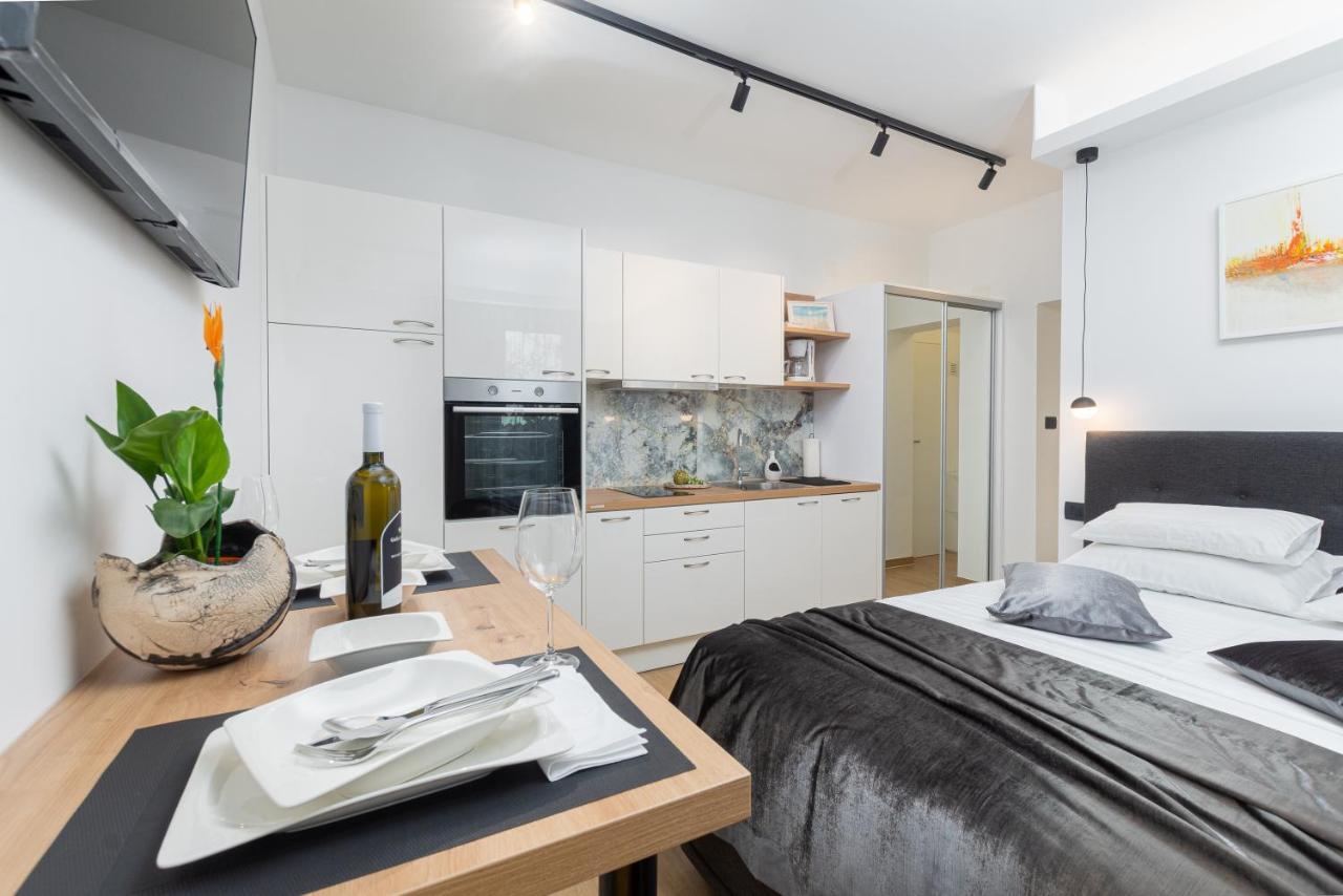 Studio Apartman Lilly With Private Parking In The Yard Of The House PUY Exterior foto