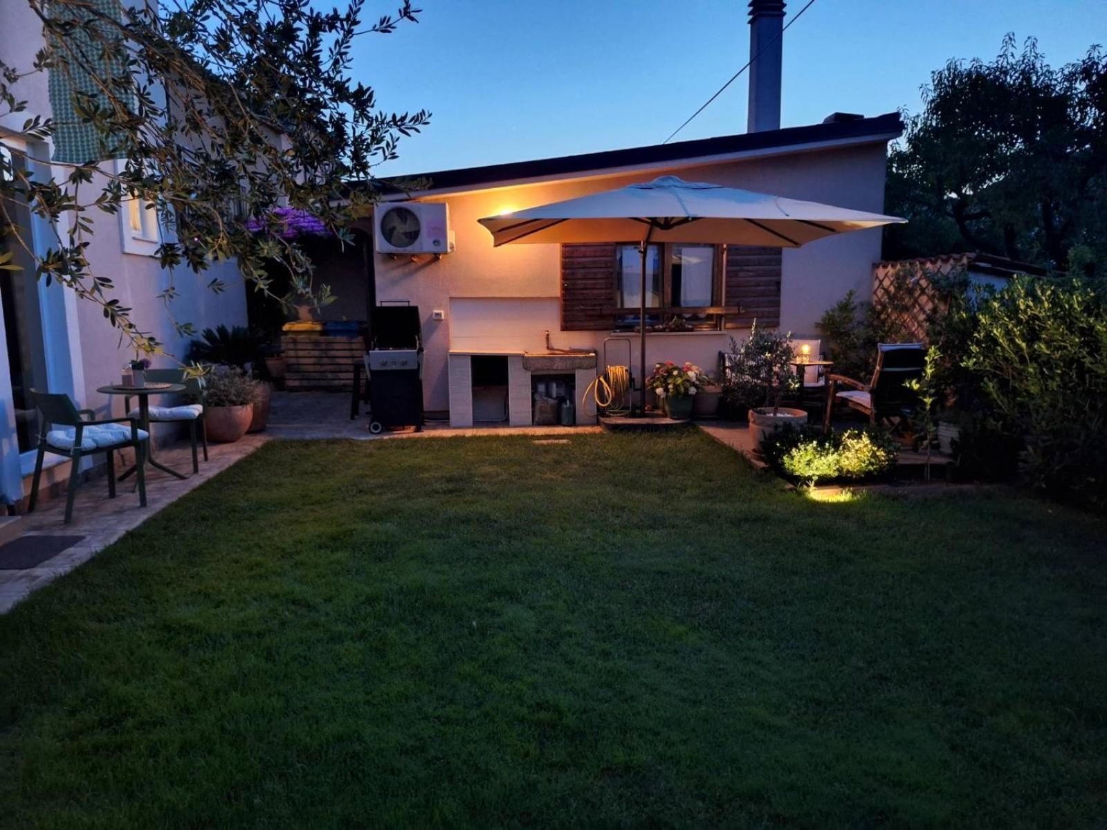 Studio Apartman Lilly With Private Parking In The Yard Of The House PUY Exterior foto